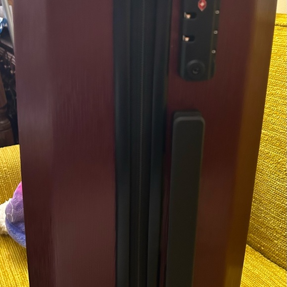 20” Rolling carryon suitcase wine red - Picture 3 of 9